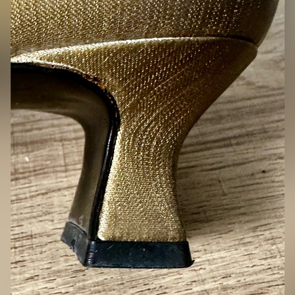 STUART WEITZMAN Women’s Gold Squared Toe Kitten Heel Pump Size 9.5 - Picture 13 of 13